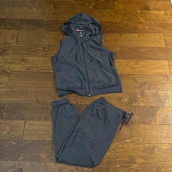 Heart Soul Jogger Scrub Set - Picture 1 of 11